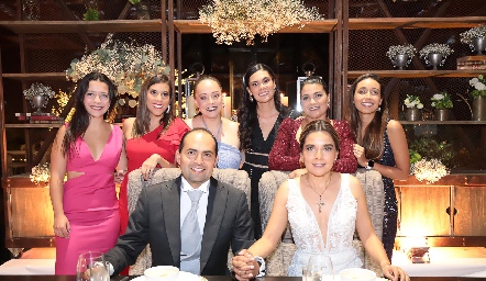  Las primas con los novios.