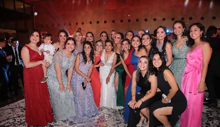  Muy contenta lucio Nathalie con sus amigas en la foto del recuerdo.