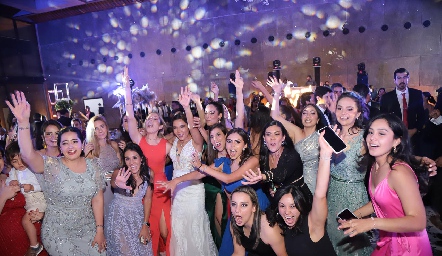  Muy contenta lucio Nathalie con sus amigas en la foto del recuerdo.