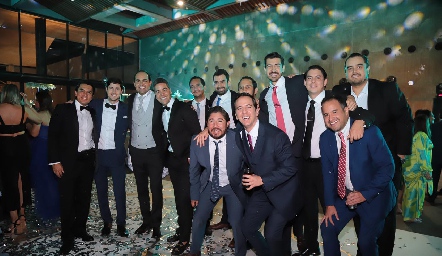  Gerardo con sus amigos disfruto de la fiesta a lo grande.