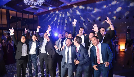  Gerardo con sus amigos disfruto de la fiesta a lo grande.