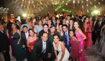  Boda de Nathalie Rivera y Gerardo Huerta muy contentos abrieron el baile.