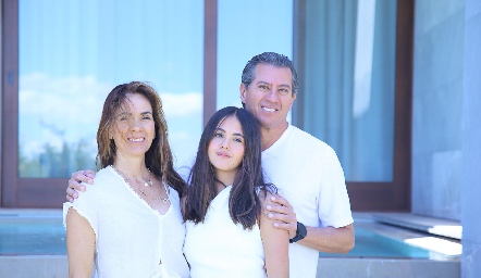  Gabriela Aranda y Gustavo González con su hija Sofía.