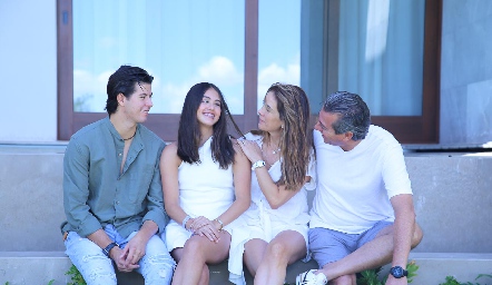  Andrés González, Sofía González, Gabriela Aranda y Gustavo González.