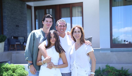  Andrés González, Sofía González, Gabriela Aranda y Gustavo González.
