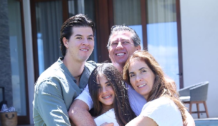  Andrés González, Sofía González, Gabriela Aranda y Gustavo González.