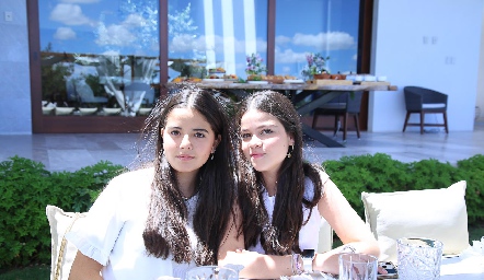  Loretta y Regina.