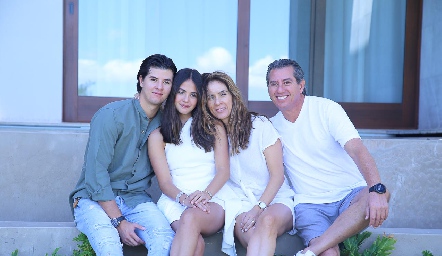  Gabriela Aranda y Gustavo González con sus hijos Andrés y Sofía.