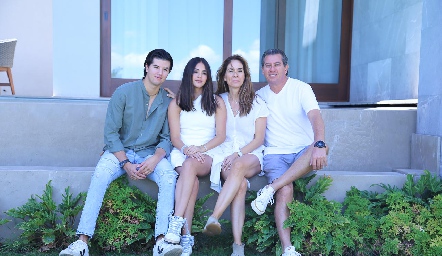  Andrés González, Sofía González, Gabriela Aranda y Gustavo González.