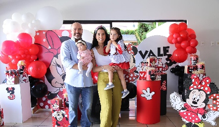  Jorge Puga y Gaby Carrillo con sus hijas Ana Fer y Valeria.
