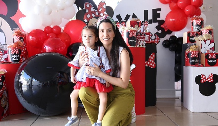  Gaby Carrillo con su hija Valeria Puga.