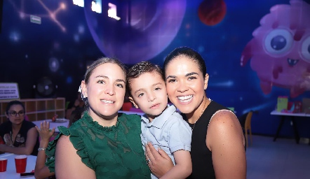  Ana Palau con su hijo Matías González y Yuli.