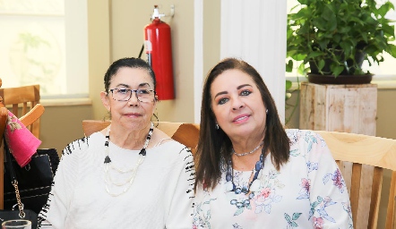  Lucy Compean y Silvia Esparza de Garza.