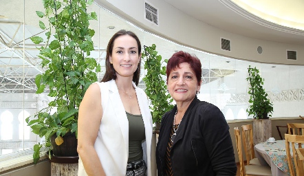  Adriana Dibildox y Adela Martínez.