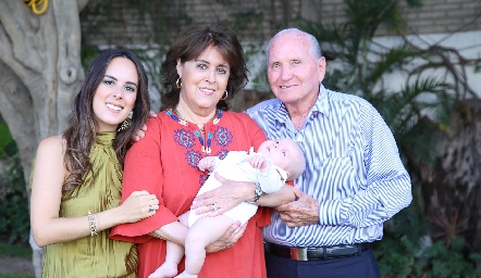  Claudia Antunes, María Eugenia Martínez y Javier Castro de la Maza con Carlo.