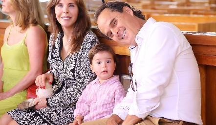  Claudia Castro de la Maza y Raúl Antunes con su nieto Luca Dibildox.