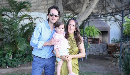  Mauricio Dibildox y Claudia Antunes con su hijo Luca.