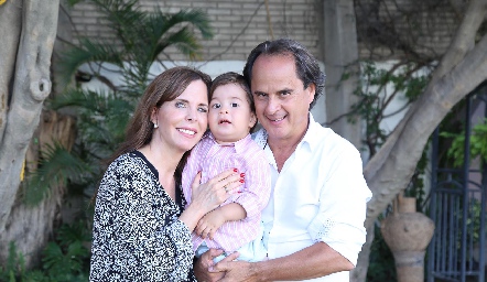  Claudia Castro y Raúl Antunes con su nieto Luca.