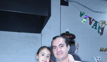  Christian Almazán con su hija María Pía.