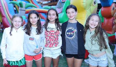  Valeria, Alexia, Maya, Máxima y Miranda.