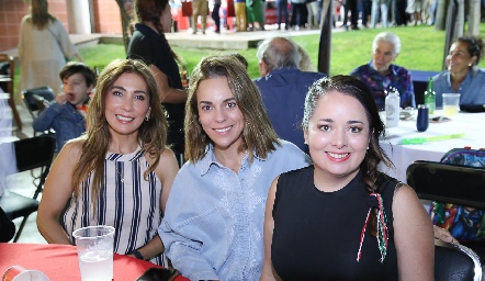  Silvia Tapia, María Rodríguez y Magali Tapia.