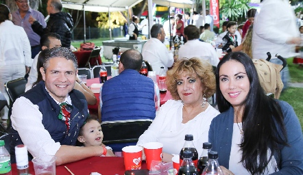  Eduardo y Emmanuel Castillo, Katia Castillo, Verónica Reina y Daniela Hernández.