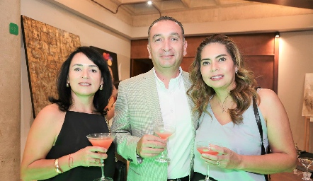  Claudia Juárez, Carlos Flores y Erika Rodríguez.