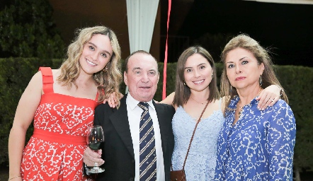  Abelardo Uría con su esposa Koki Medina y sus hijas María y Margot.