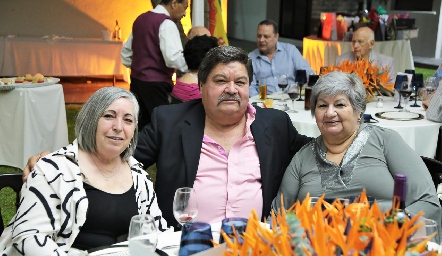  Alicia Castellano, Guillermo Medina y Lupita Medina.