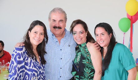  Rafa Armendáriz y Martha Montiel con sus hijas Carla y Claudia.
