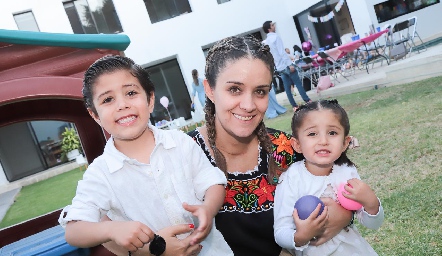  Thiago, Mónica y Macarena Ramírez.