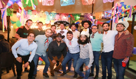  Daniel de la Torre con sus amigos.
