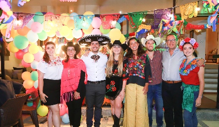  Rebeca de la Torre, Rebeca Sandoval, Daniel de la Torre, Alis González, Sofía Milán, Ricardo, Ricardo y Alejandra de la Torre.