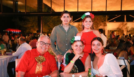  José, Paty Torres, Nacho Torres, Patricia Duque y Paola Cárdenas.