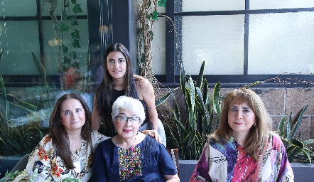  Alejandra Rodríguez, Julieta Rodríguez Páez, Rosa Páez y Laura Rodríguez Páez.