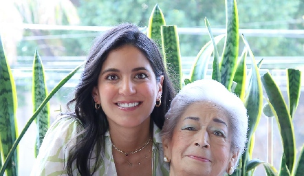  Maribel Rodríguez con su abuelita Julieta Páez.