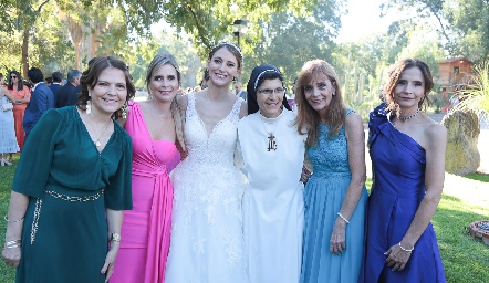  Las hermanas Claudia, Paty, Miriam, Genoveva  Cristina y García Siller con Montse Lapuente García Siller.