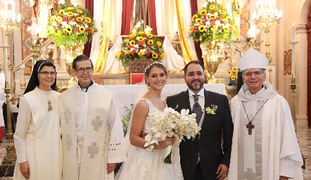Los novios con los tíos de Montse, religiosa Miriam, Padre Eugenio y Arzobispo Gustavo García Siller.