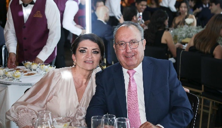 Aida Fernández y Arnold Armendáriz.