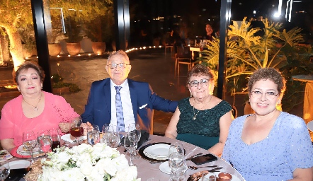  Carmen Bernés, Francisco Bernés, Edes Zermeño y Olivia Bernés.