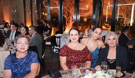  María Guadalupe Cruz, Carolina Gantús, Nasli Gantús y Nena de Gantús.