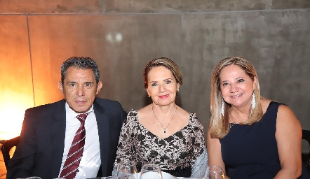  Juan Tobías, Leticia Rangel y Araceli Campos.