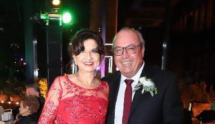  Albertina Ferro y Francisco Armendáriz, papás del novio.