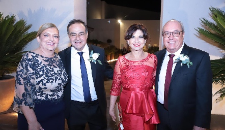  Silvia Marentes, Arturo Guel, Albertina Ferro y Francisco Armendáriz, papás de los novios.