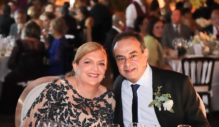  Silvia Marentes y Arturo Guel, papás de la novia.