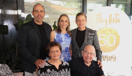  Rosa Sarquis y Félix Feres con sus hijos Félix, Vero y Juan Carlos.