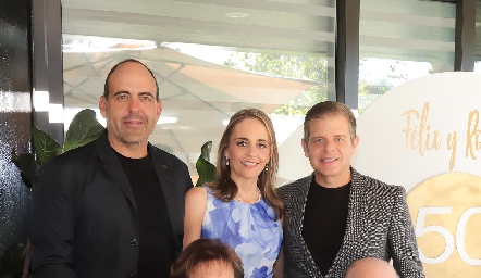  Félix, Vero y Juan Carlos con sus papás Rosa Sarquis y Félix Feres.