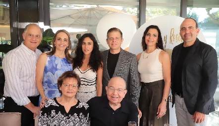  Los festejados con sus hijos, nueras y yerno, Alejandro Age, Vero Feres, Irasema Abud, Juan Carlos Feres, Mely Mahbub, Félix Feres, Rosa Sarquis y Félix Feres.