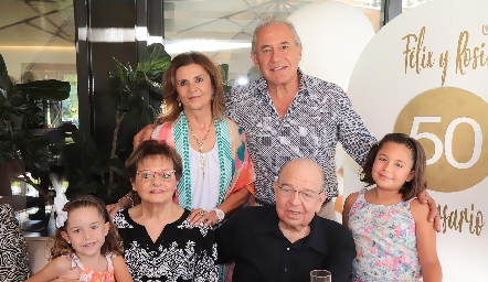  Irasema Medellín y Fernando Abud, Rosa Sarquis y Félix Feres con sus nietas Camila y Emilia.