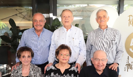  Los hermanos Juan, Antonio, Saad, Catalina y Rosita Sarquis con Félix Feres.